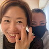 はつらつとした笑顔に元気をいただいて。日焼け止めケア中のあたたかなひとこま