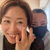 はつらつとした笑顔に元気をいただいて。日焼け止めケア中のあたたかなひとこま