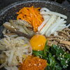 石鍋の熱気と香ばしいおこげを五感で楽しむ定番の돌솥비빔밥（石焼きビビンパ）