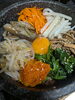 「石鍋の熱気と香ばしいおこげを五感で楽しむ定番の돌솥비빔밥（石焼きビビンパ）」