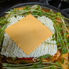 旨辛スープにとろけるチーズと麺が絡み合う熱々の부대찌개（ブデチゲ）