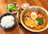 「冬期限定「プデチゲラーメン」スタート🍜🔥辛さアップで熱々韓国鍋を楽しもう🇰🇷✨」
