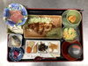 「香ばしいチキンソテーにお刺身や多彩な小鉢が並ぶ家庭的でほっとする本日の日替わりランチ定食」