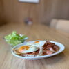 素朴でほっと温まる、朝のベーコンエッグライス