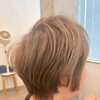 自然でなじみやすい明るめブラウンカラーとすっきりショートヘアデザイン