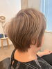 「自然でなじみやすい明るめブラウンカラーとすっきりショートヘアデザイン」