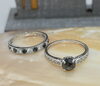 「シックな黒の輝きが手元を引き立てる ハロウィンシーズンに映えるブラックダイヤモンドリングのご紹介」