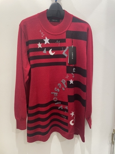 赤いセーター、Ｌサイズ。「バーゲン開催中〜。Lサイズ赤いセーター」