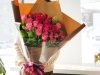レッドにピンクのバラもミックスすると優し気に。「大きなバラの花束」