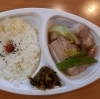 「明日の日替り弁当は豚バラと白菜の煮物」