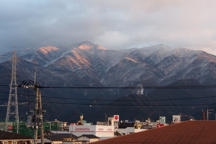 「今日も四国山地の山々は、白くどっしりとしたたたずまいです。」