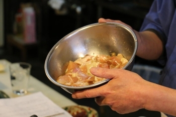 とりもも肉に塩麹としょうゆ(1)、ごま油(1)、生姜、ニンニクで味付け。これも後から試食します。お楽しみに♪<br>