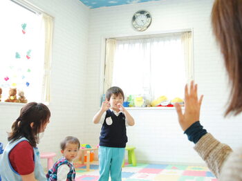 広さ8畳のキッズルームに保育士がいるため、安心して診療を。「医療法人社団CSDS ななくに歯科」