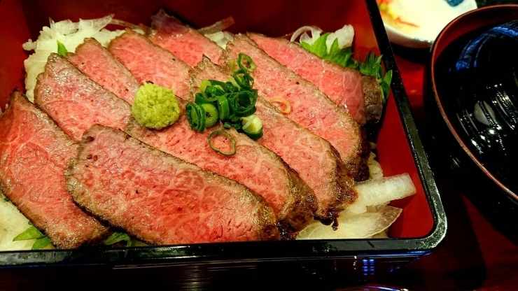 熟成千屋牛ローストビーフ重　¥2750「和牛の美味しい代名詞『千屋牛』」