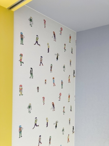 ビビットなドア枠とポップな壁紙のバランスが素敵「ポップなキャラクターが映える壁紙！」