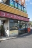 まろにえ橋の近く、交差点の角にあります☆
赤い看板が目印です。「コインランドリー チャーミー」