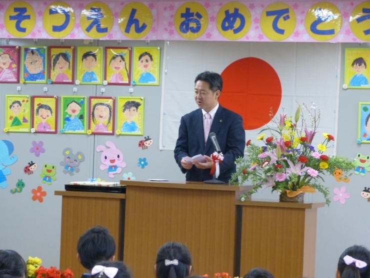 ◆ご卒園おめでとうございます。◆祝辞をする鈴木市長も、思わず顔がほころびますね。