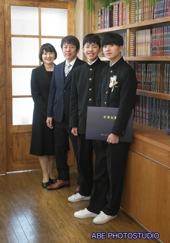 2021.3月　長男さんの中学校卒業記念写真。「ご卒業おめでとうございます！」