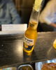 キンキンに冷やしたコロナビール、ライムと一緒に「続・営業時間のお知らせです!」