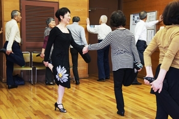 シニア向けの社交ダンスで健康維持とコミュニケーション 突撃 シニアライフの現在 まいぷれ 世田谷区