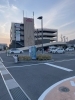 平面駐車場の入り口「【Queenie】駐車場のご案内」