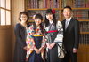 お嬢さんの小学校と中学校卒業を記念して家族写真♪「もうすぐ小学校の卒業式ですね。ご卒業おめでとうございます！」