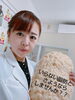 脂肪模型と店長「最強の日 ダイエット決意 応援します❕ 耳つぼダイエットサロンcharmyで痩せる 健康 な 身体を手に入れましょう」