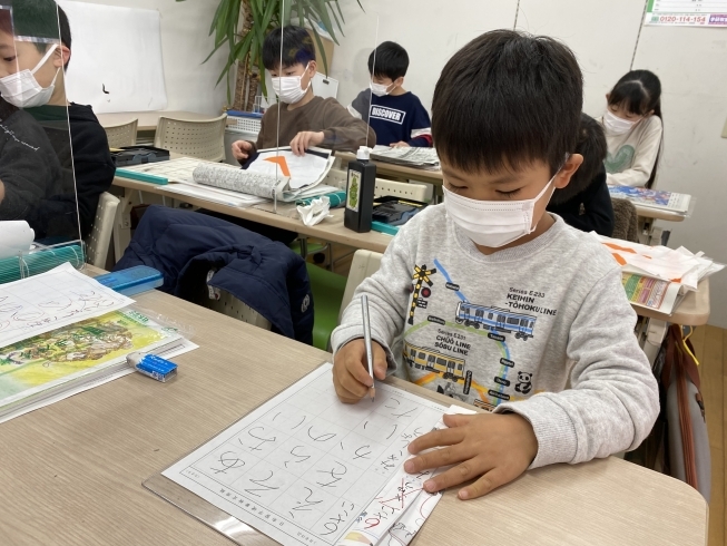 もうすぐ一年生。上手に書けています❗️「コツが分かればみんな美文字に　細かい指導で上手になります　やる気になる言葉がけ　新年度会員募集中　お申し込みはお早めに　やれば出来る　習字教室　小さくても美文字　四国中央市　川之江　三島　新宮　たくさんの小学校から　日本習字　学研教室」