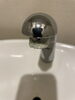 作業前からで水アカがこびりついています「トイレの手洗いボールの水アカ取りました」