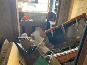 ビフォー「不用品が山積み状態【浜松・磐田・袋井・掛川・湖西で遺品整理・生前整理・お掃除・不用品回収ならプロハーツ】」