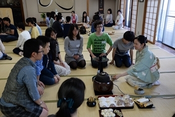 茶道体験。
習い事や伝統文化の体験として人気。「宗教法人 興禅寺」