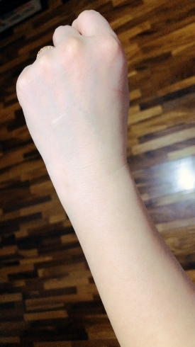 私の手ですが手の甲と腕の色の違いが！！「ヒト幹細胞培養液 手まで色白効果!! リンパトリートメント店 妃～プリンセス～」