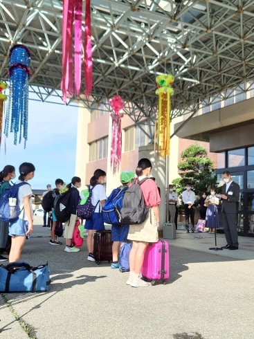 広島平和式典へ出発「気になる姿勢(*❛‿❛)→」