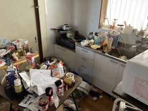 ビフォー「遺品整理の費用を抑える方法【浜松・磐田・袋井・掛川・湖西で遺品整理・生前整理・お掃除・不用品回収ならプロハーツ】」