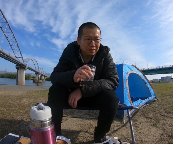 コーヒーを淹れる「枚方淀川河川公園にてソロ•デイキャンプやってみた♪」