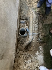 施工前の水漏れがあった配管「埋設給水管漏水改修工事」