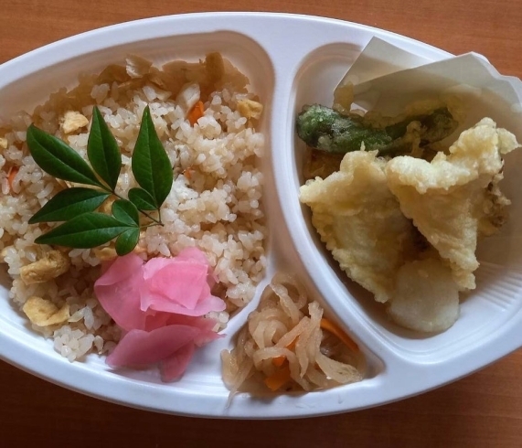 「明日の日替り弁当は鯛飯と天ぷら」