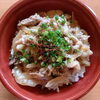 「明日の日替り弁当は生姜焼き丼」