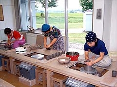【陶芸工房・体験実習室】<br>現在の陶芸技術の伝習や、実際に土に触れて陶芸品の創作体験ができます。