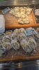 「岩牡蠣剝いたります」