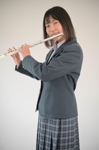３年間フルートを担当されていました「フルートを演奏される姿の卒業写真です」
