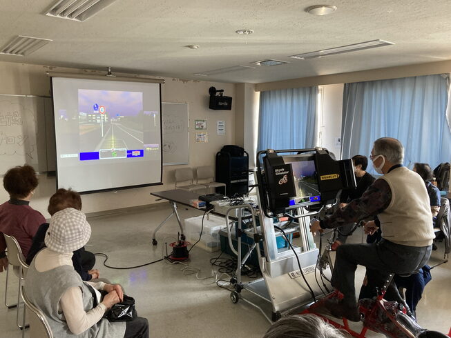 前回は、交通安全シミュレーターを体験しました。「社協サロン実施のお知らせ」
