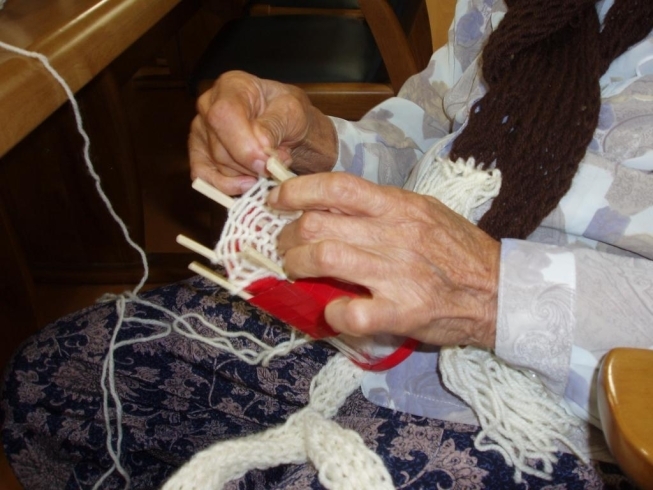 「リリアン編みに挑戦　交野市　デイサービス　有料老人ホーム　ケアプランセンター」
