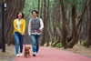 「松林に囲まれたコテージで、ペットと一緒に癒しの時間を」