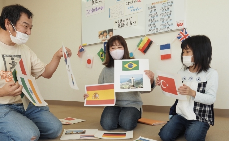 世界のことばに触れる「多世代 多様性 多言語 楽しく学ぶ 英会話 【外国語学習　国際交流　親子で楽しく　７ヵ国語で話そう。浜松市中区で活動】」
