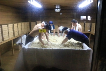 九州でも三蔵しかない石造りの麹室にて手作業で行う麹作り「有限会社 中村酒造場」