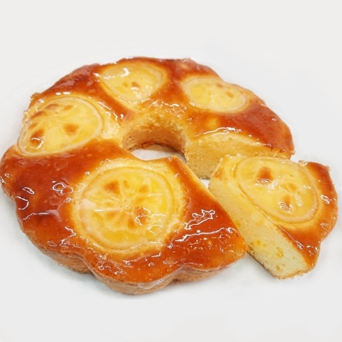 「「瀬戸内レモンケーキ」瀬戸内の温暖な気候に育まれた、香川県産のレモンを皮まで丸ごと余すところなく、たっぷり贅沢に使用。」