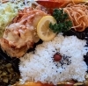 「明日の日替り弁当は鶏のピザ風」