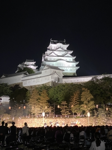 宵闇の中に浮かぶ美しい白鷺城。さすがは世界遺産です「姫路城薪能に行ってきました。」