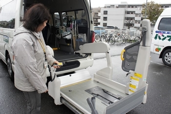 車椅子のまま乗ることができます。